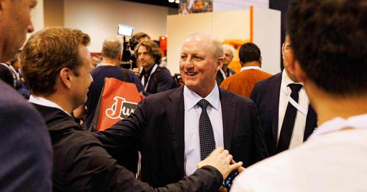 Berkshire Hathaway Buybacks Resume; CEO Backs Kraft Heinz's Strategic Shift