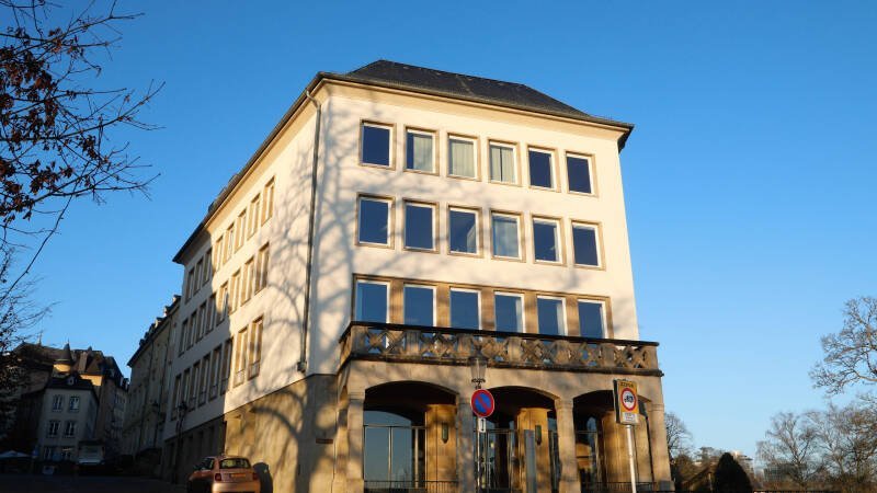 Teen Arrested After Knifepoint Robbery in Luxembourg City: Safety Concerns Rise