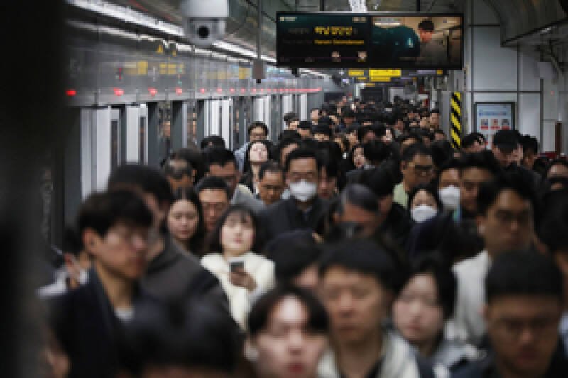 Middle East Conflict Fuels Debate on Free Subway Rides for Korean Seniors