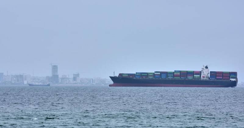 Iran Closes Strait of Hormuz: What It Means for Global Shipping and Oil Prices