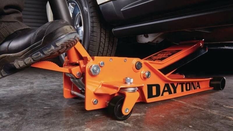 4 Floor Jacks Better Than Harbor Freight's Daytona: A Buyer's Guide